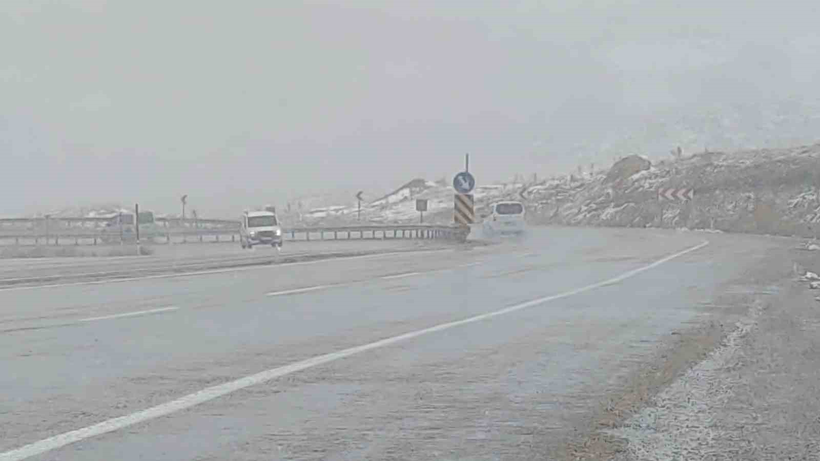 Van’da Nisan karı yağmaya devam ediyor