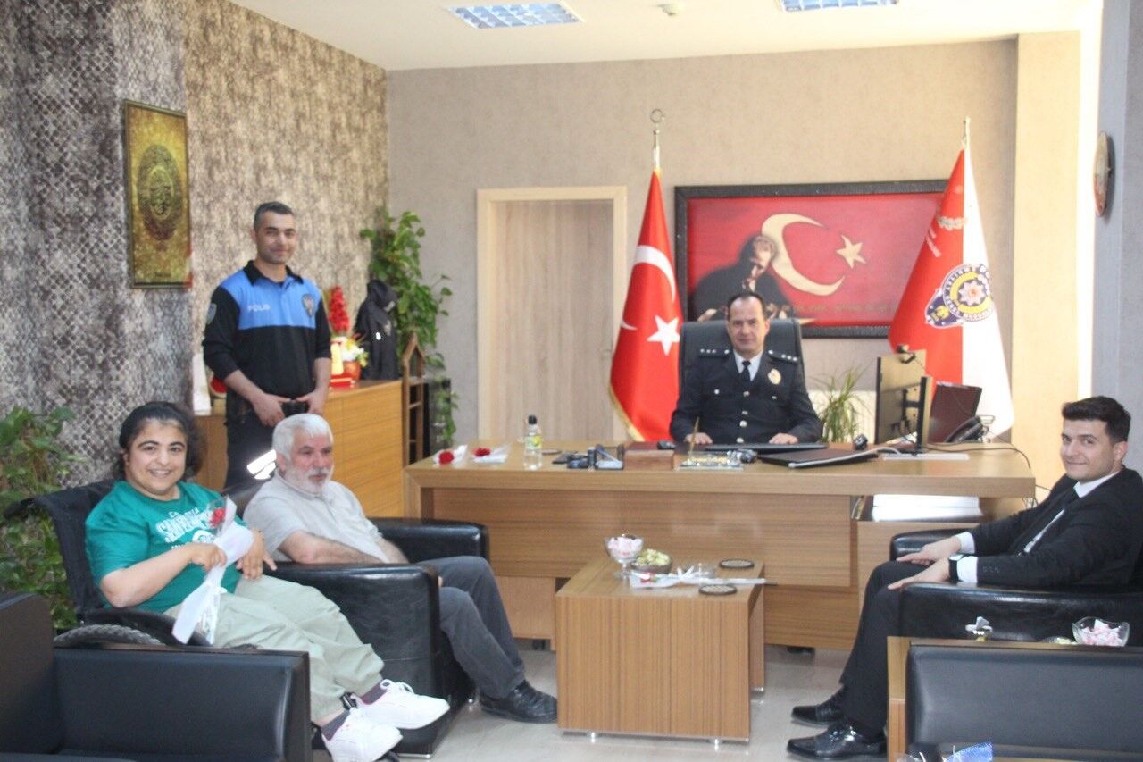 Polislere sürpriz yapmak isterken tekerlekli sandalyesinin şarjı bitti, yardımına yine polisler yetişti