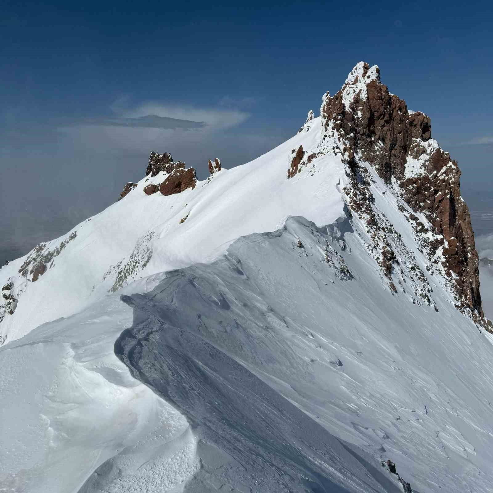 Elazığlı dağcı, karla kaplı Erciyes Dağı’nın zirvesine 13 saatte tırmandı