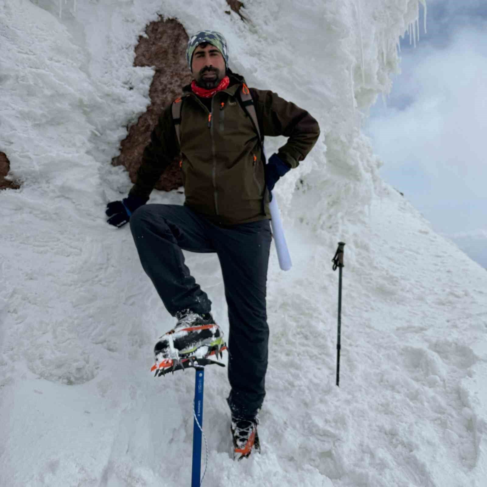 Elazığlı dağcı, karla kaplı Erciyes Dağı’nın zirvesine 13 saatte tırmandı