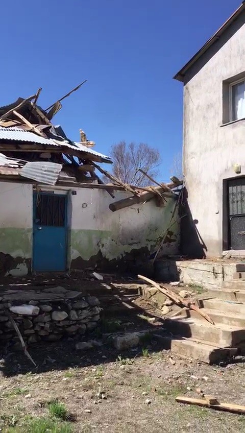 Tekman’da hortumda binaların çatıları uçtu