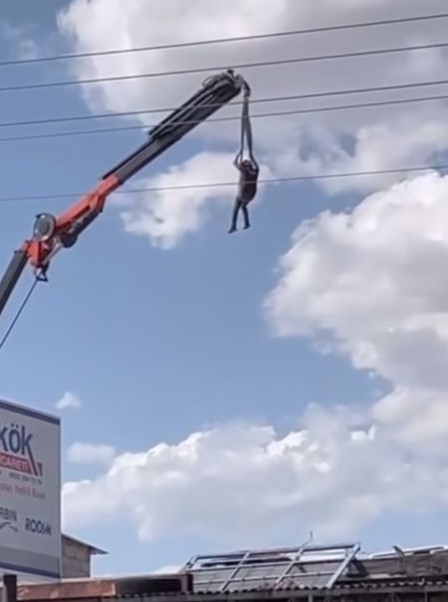 Mobil vinç bu sefer insan taşıdı