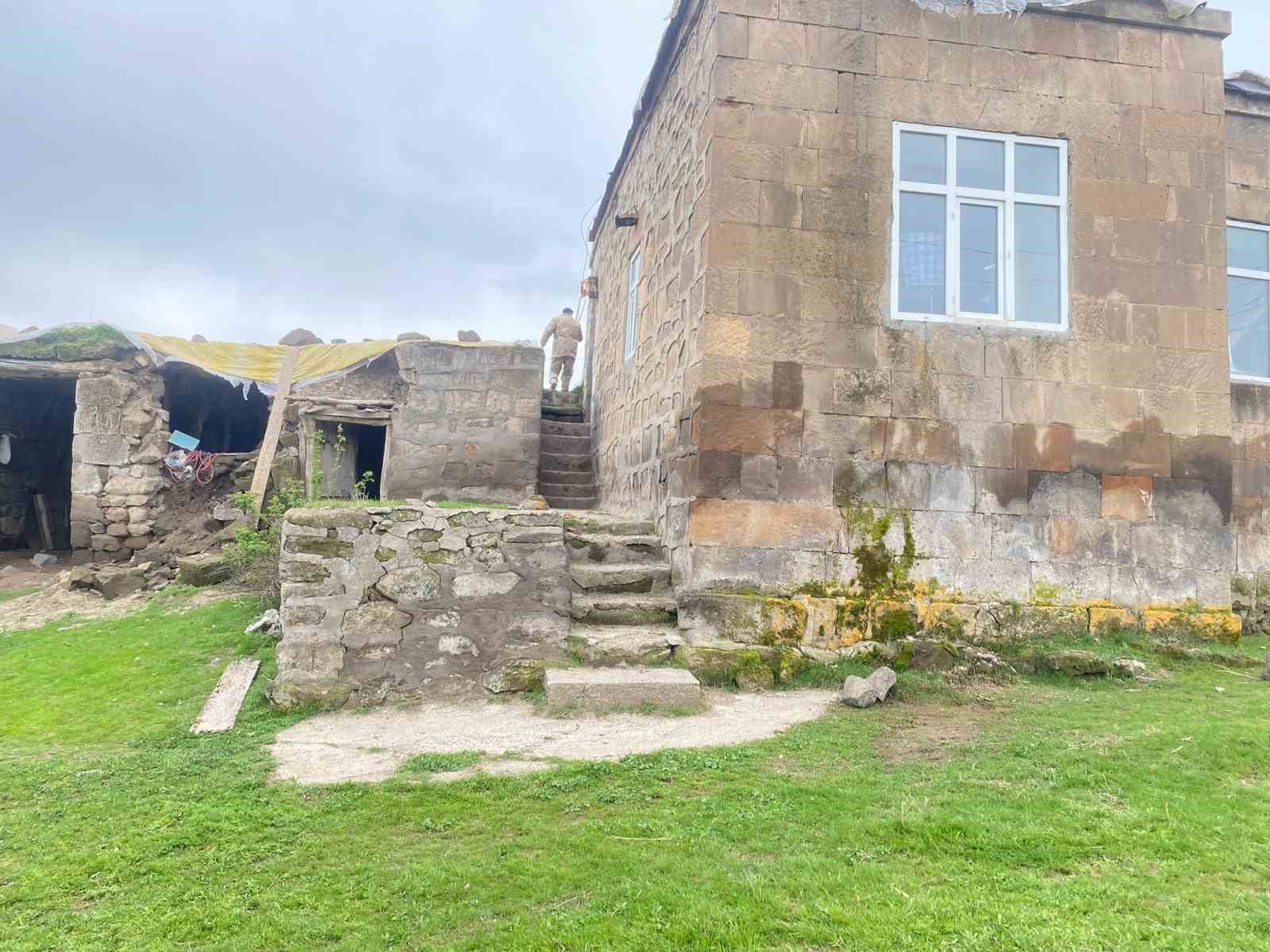 Muş’ta evin tavanı çöktü: 1 ölü