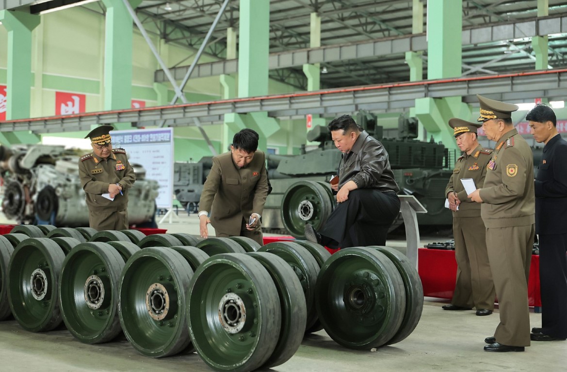 Kuzey Kore lideri Kim tank fabrikasını gezdi, daha fazla üretim talimatı verdi