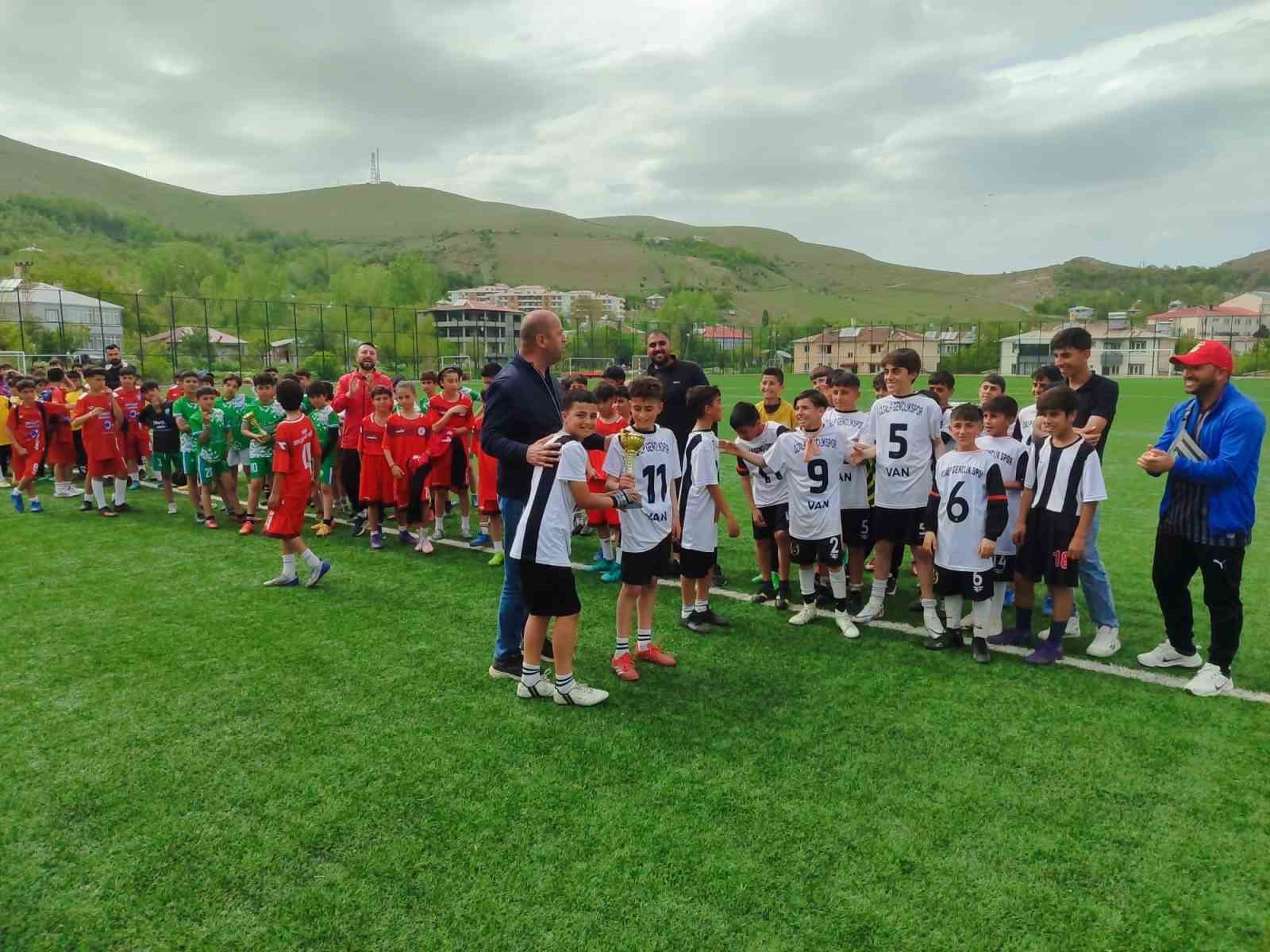 Özalp Gençlikspor U12 Futbol Takımı şampiyon oldu