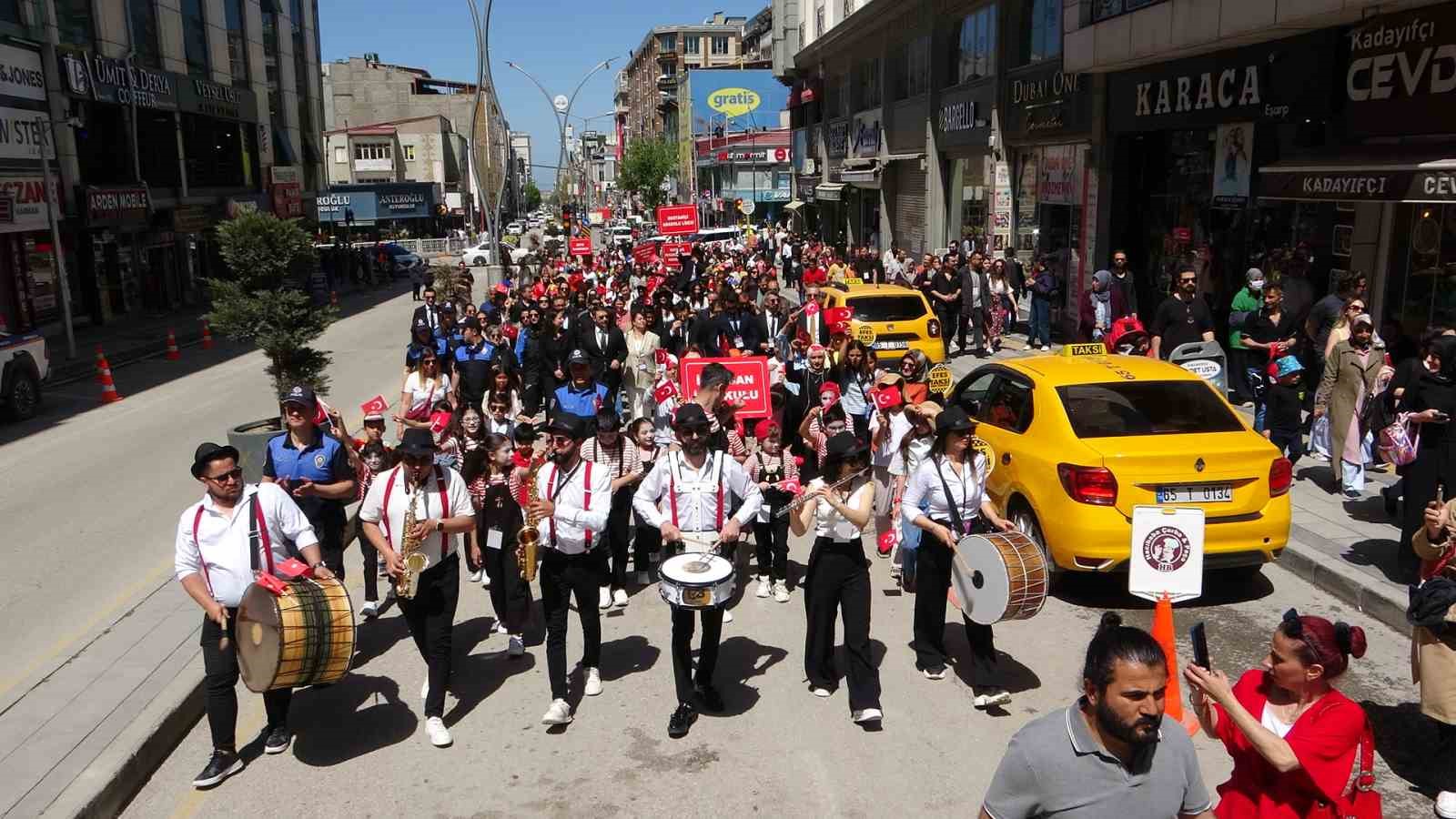 Van’da ‘22. Akdamar Çocuk ve Gençlik Tiyatroları Şenliği’ başladı