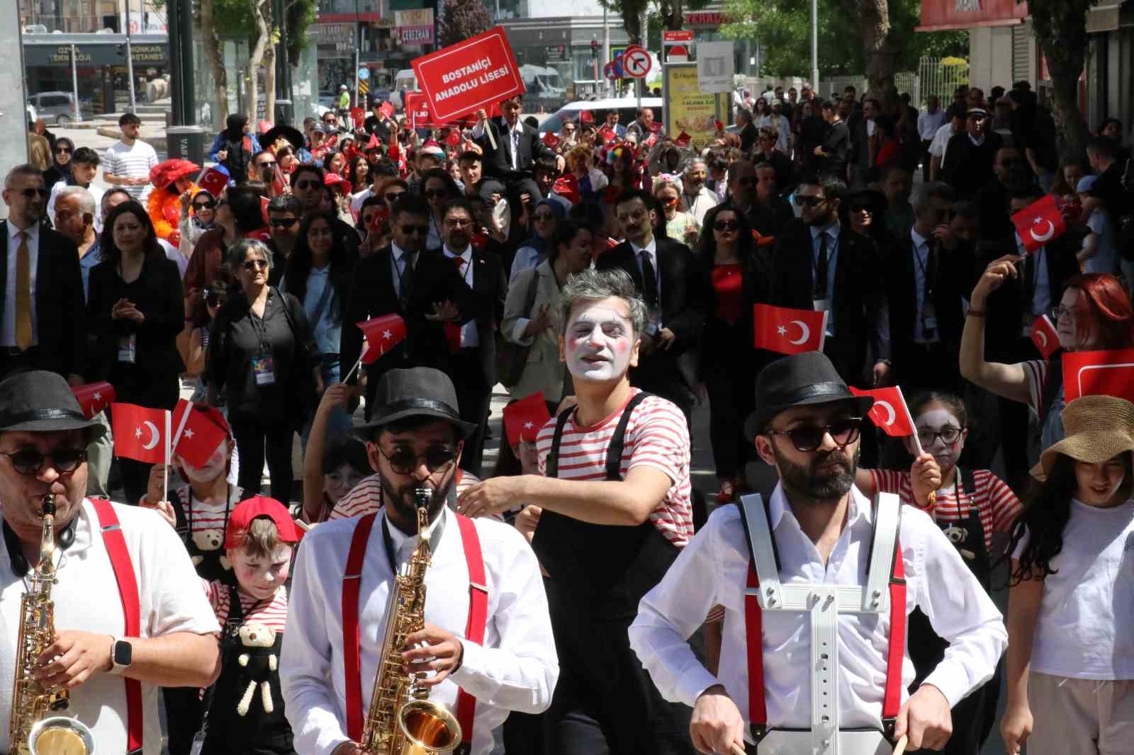 Van’da ‘22. Akdamar Çocuk ve Gençlik Tiyatroları Şenliği’ başladı