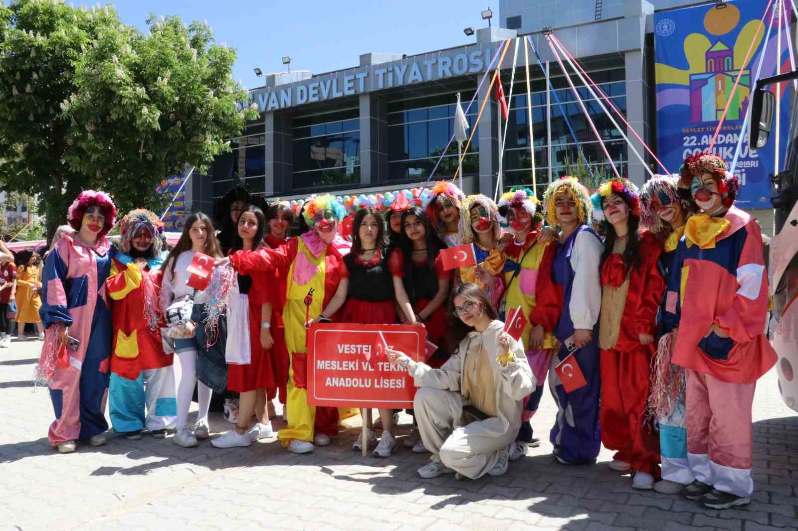 Van’da ‘22. Akdamar Çocuk ve Gençlik Tiyatroları Şenliği’ başladı