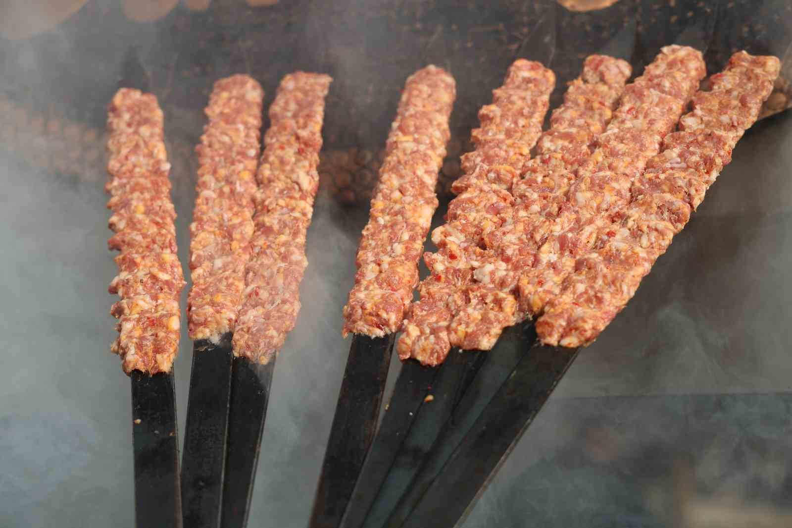 Kebap konusunda meydan okuyanlara Adanalılar resti çekti