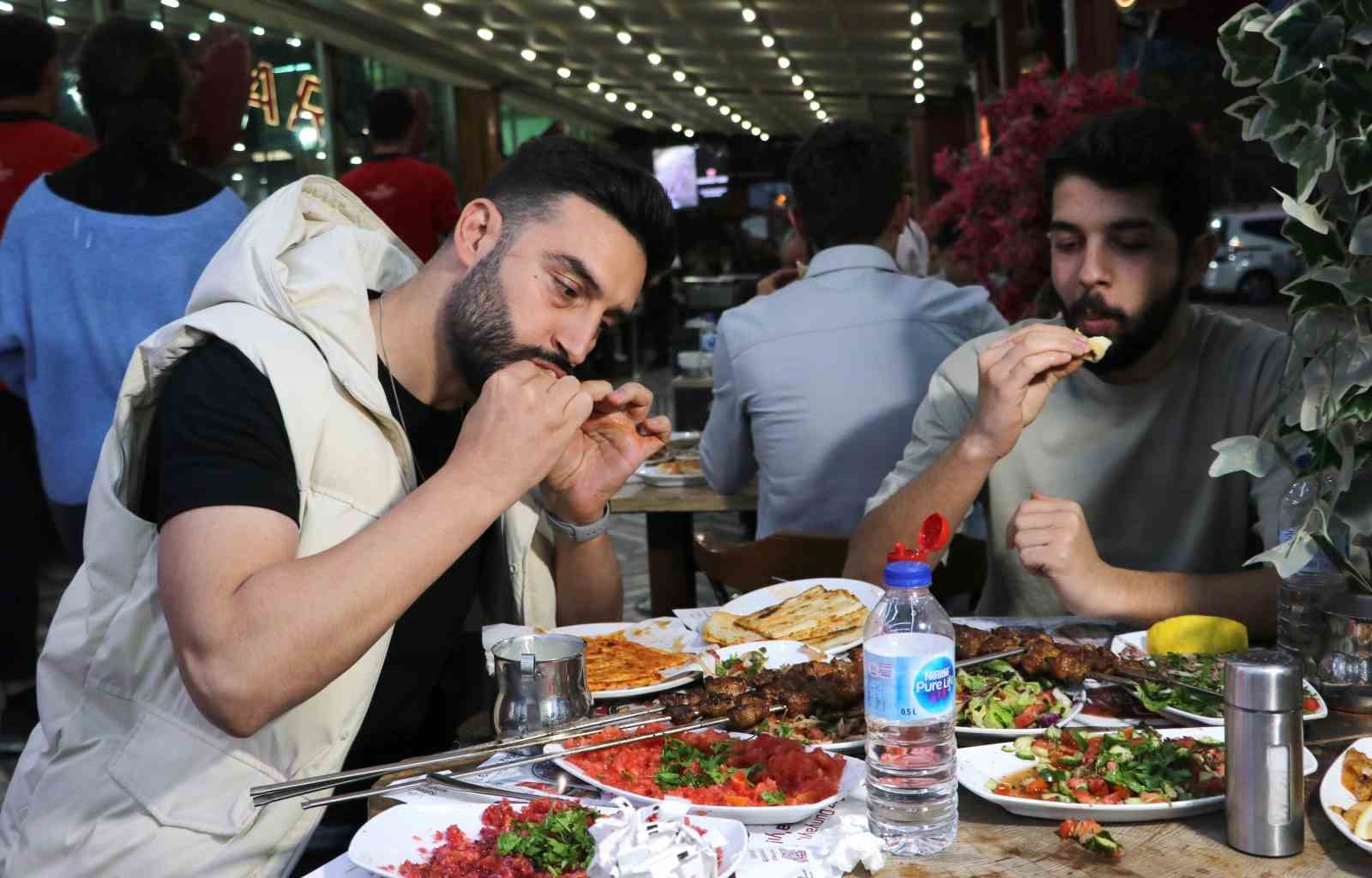 Kebap konusunda meydan okuyanlara Adanalılar resti çekti
