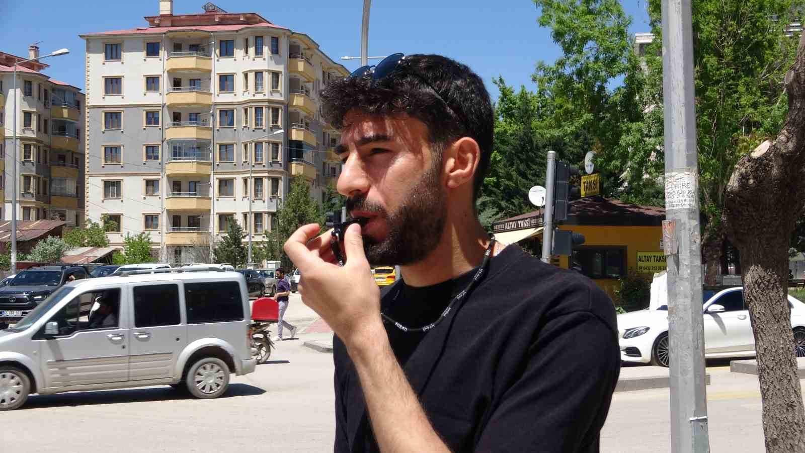 Elektrik kesintisinde hakem düdüğünü alıp trafiği yönetti