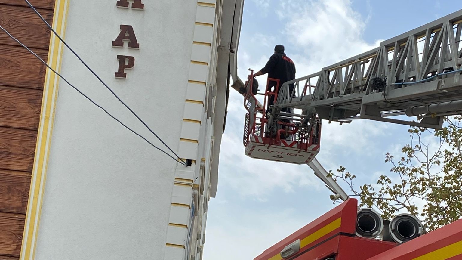 Van itfaiyesi fırtınaya karşı gece boyu seferber oldu