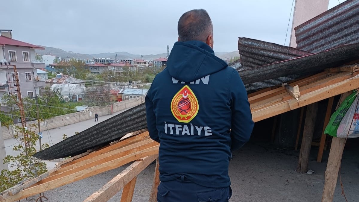 Van itfaiyesi fırtınaya karşı gece boyu seferber oldu