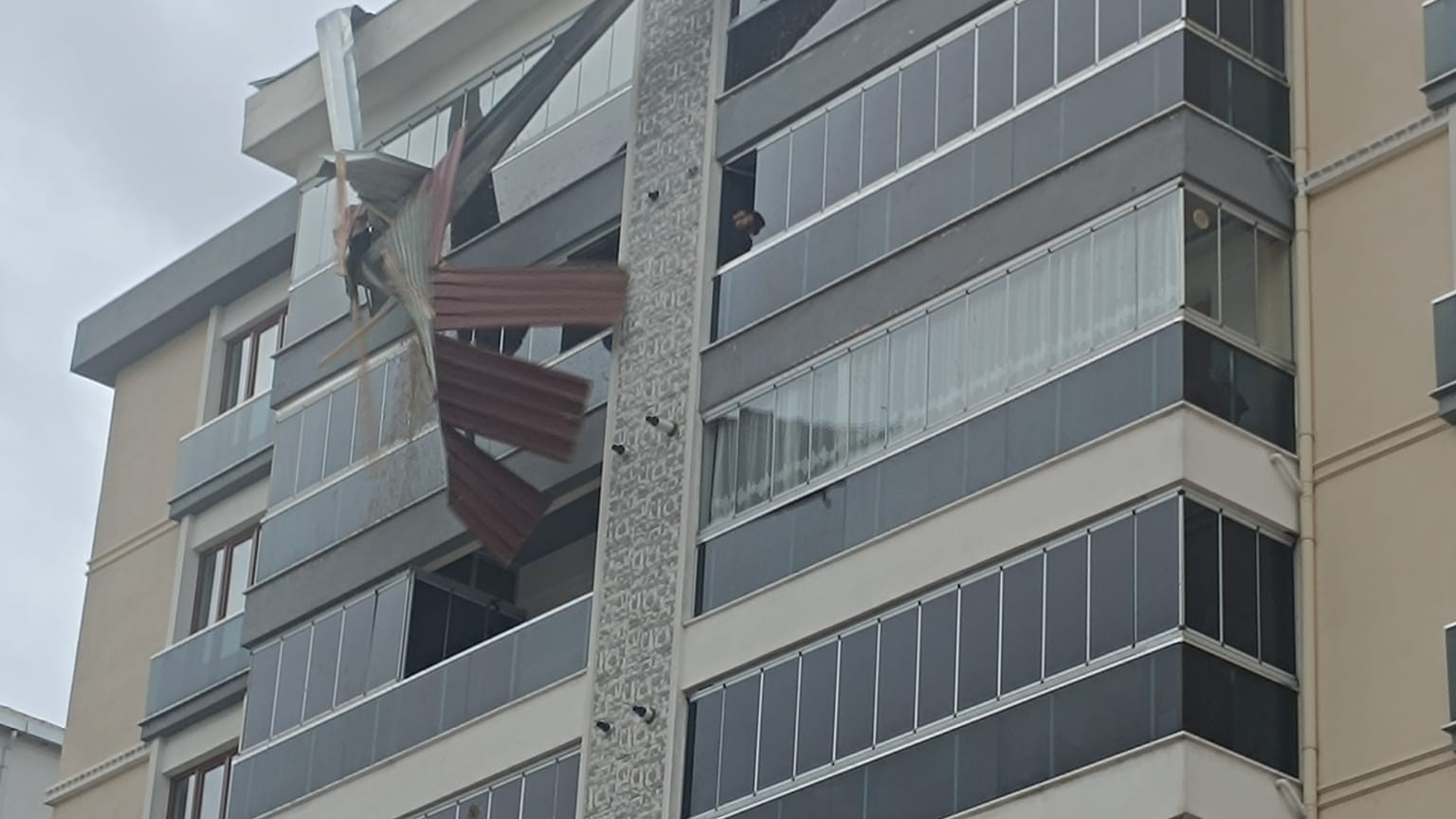 Van itfaiyesi fırtınaya karşı gece boyu seferber oldu