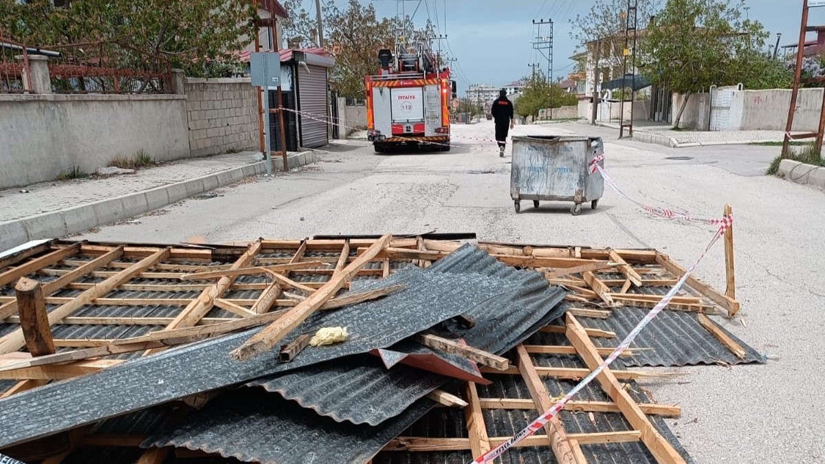 Van itfaiyesi fırtınaya karşı gece boyu seferber oldu