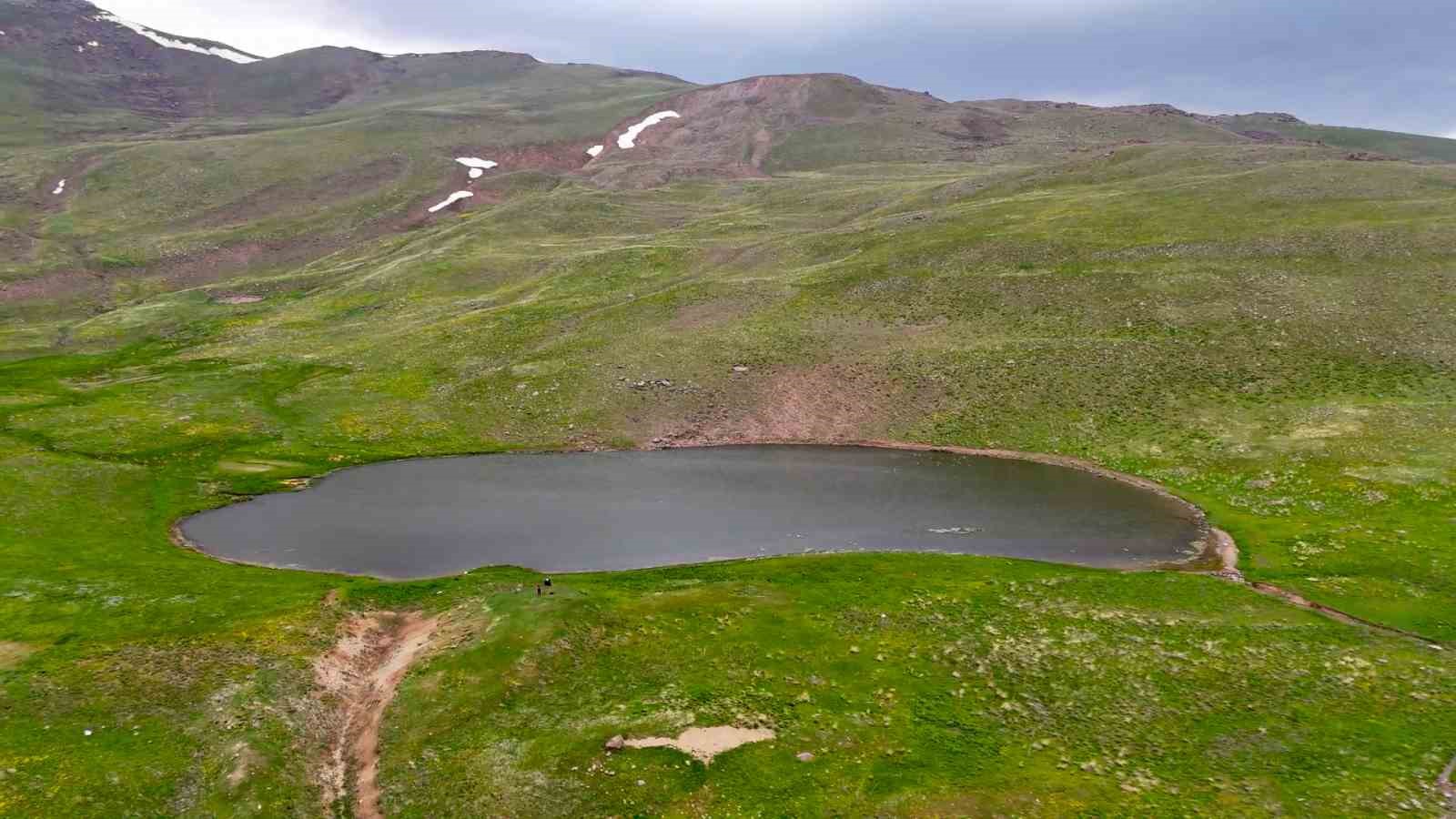 Van’da 2 bin 700 rakımdaki Yıldız Gölleri görüntülendi
