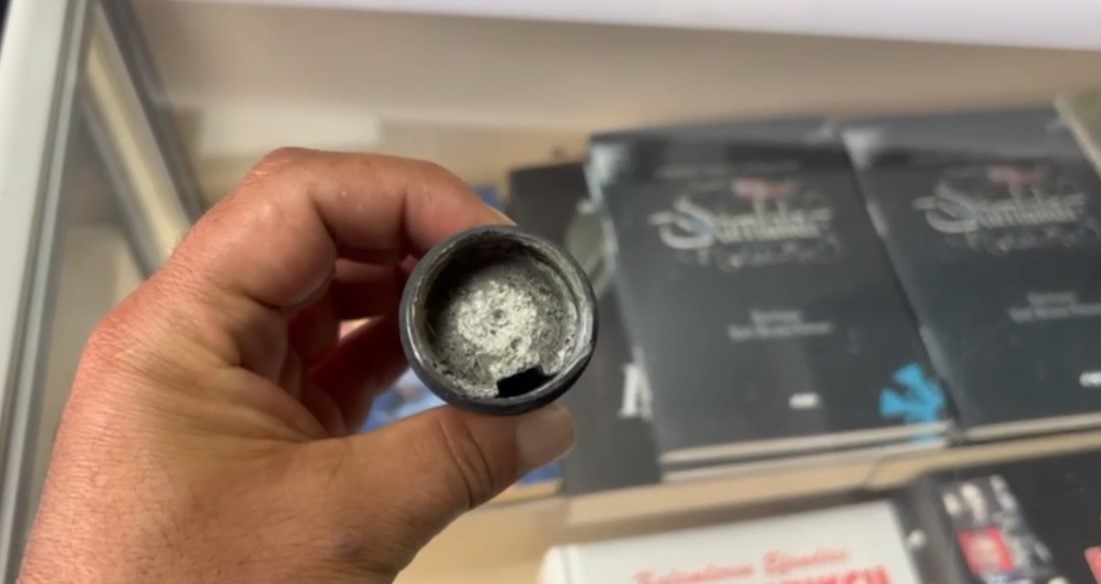 İnternetten aldığı mikrofonun içinden beton çıktı