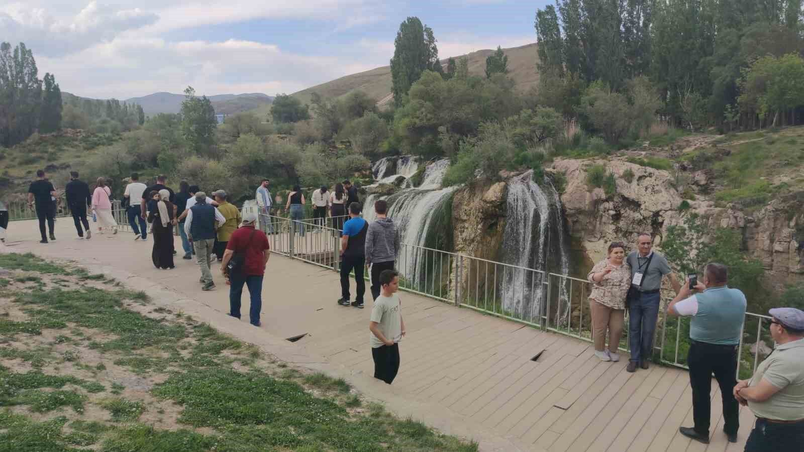 Muradiye şelalesi ile balık bendi ziyaretçilerini ağırlıyor