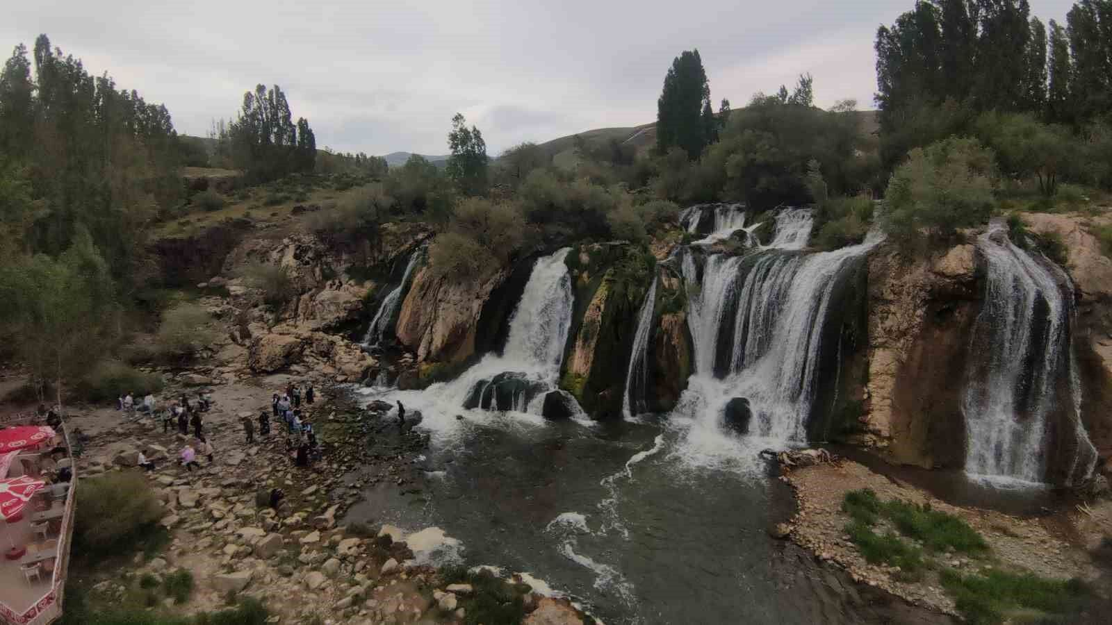 Muradiye şelalesi ile balık bendi ziyaretçilerini ağırlıyor