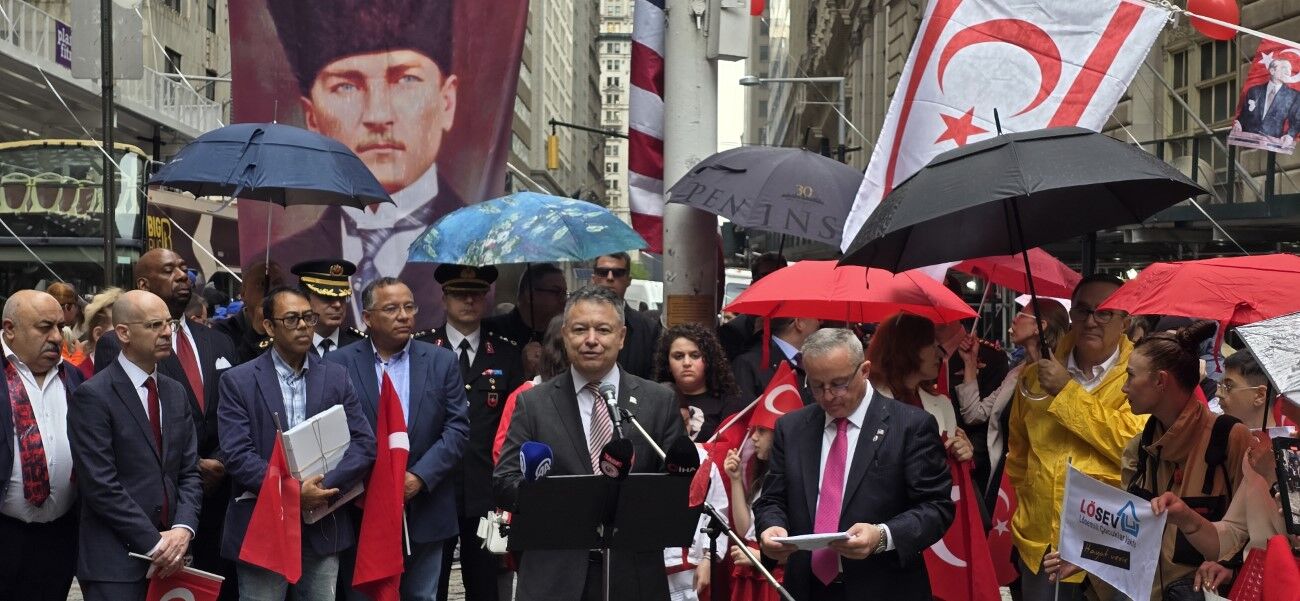 ABD’de Türk bayrağı göndere çekildi
