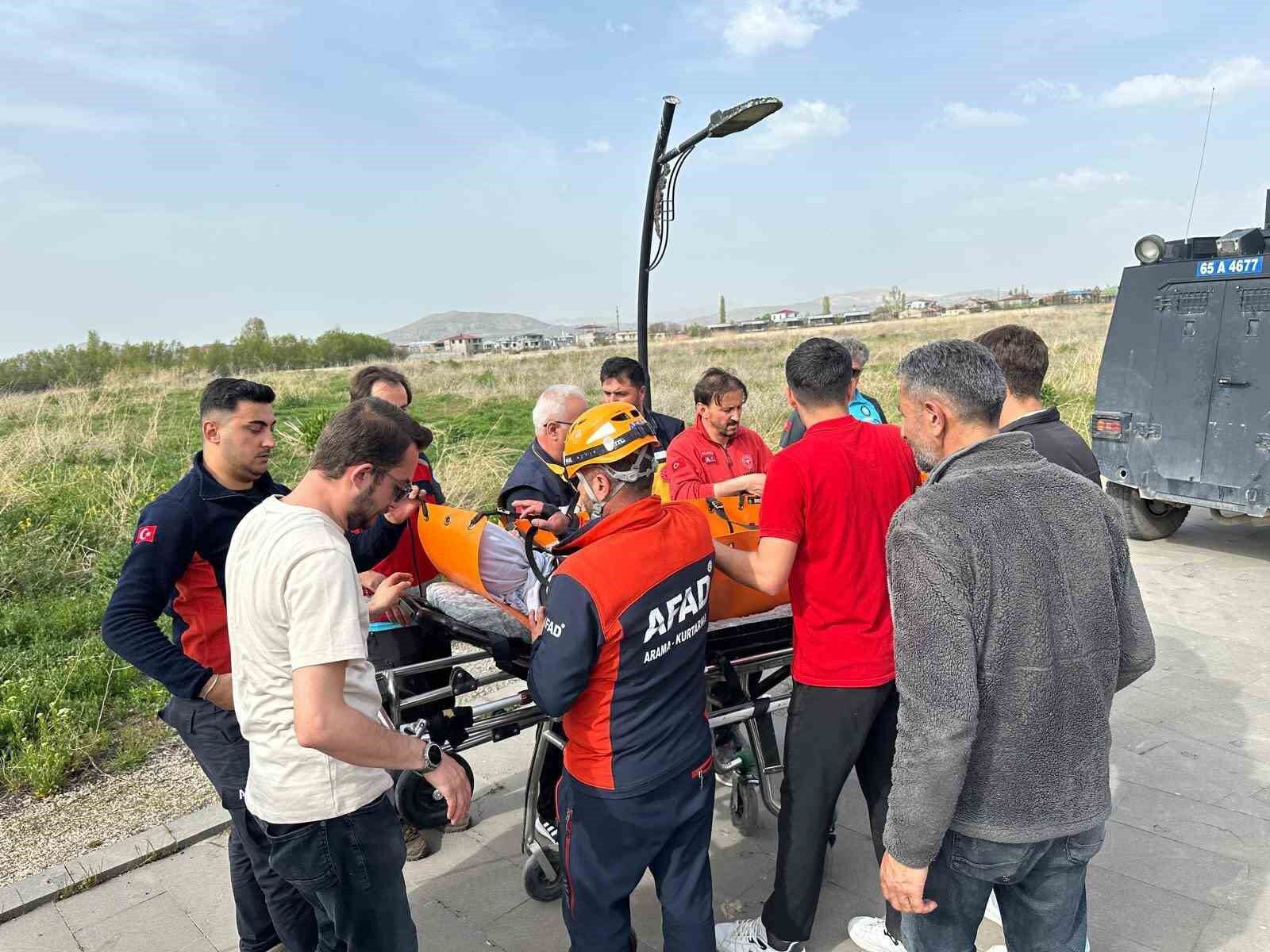 Van Kalesi’nden düşen yaşlı kadın kurtarıldı