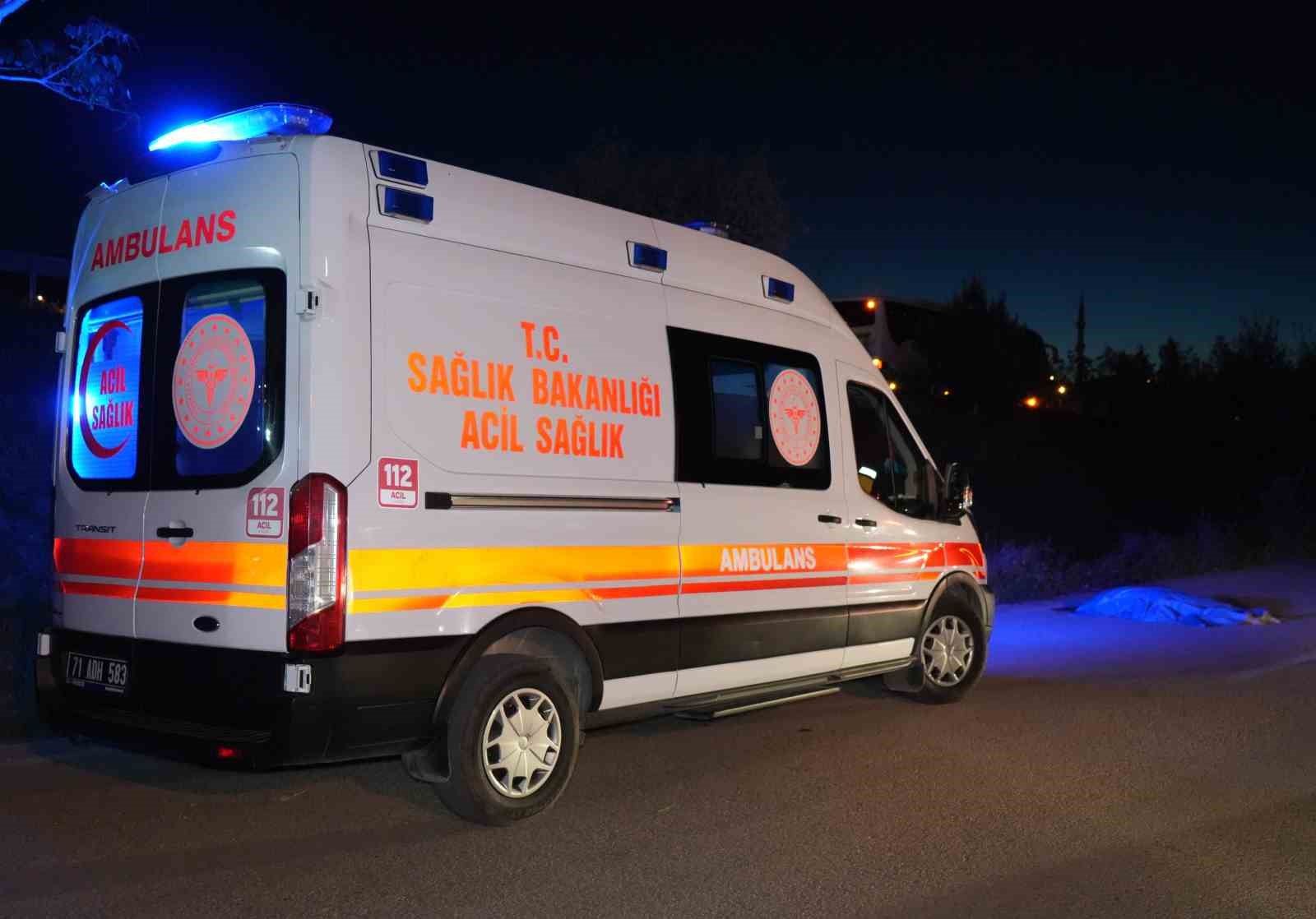 Bariyerlere çarpan araçtan fırladı: Kimliği belirsiz kişi olay yerinde can verdi