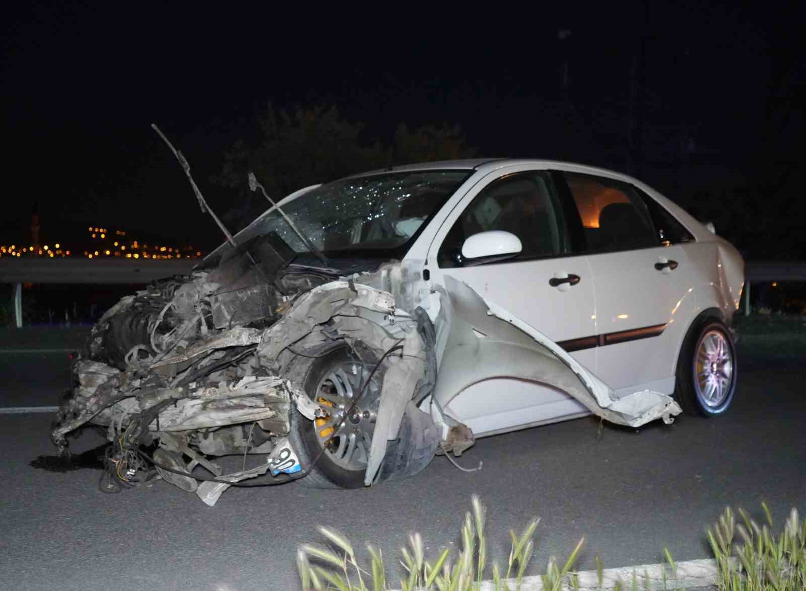 Bariyerlere çarpan araçtan fırladı: Kimliği belirsiz kişi olay yerinde can verdi