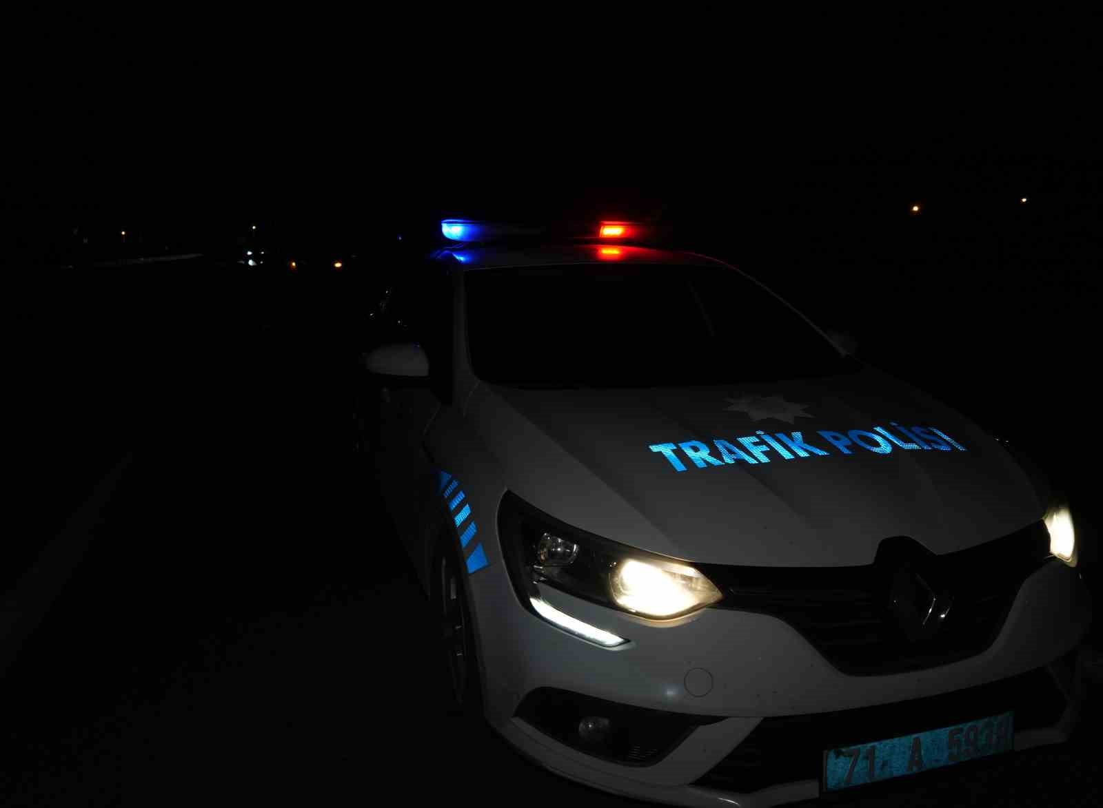 Bariyerlere çarpan araçtan fırladı: Kimliği belirsiz kişi olay yerinde can verdi