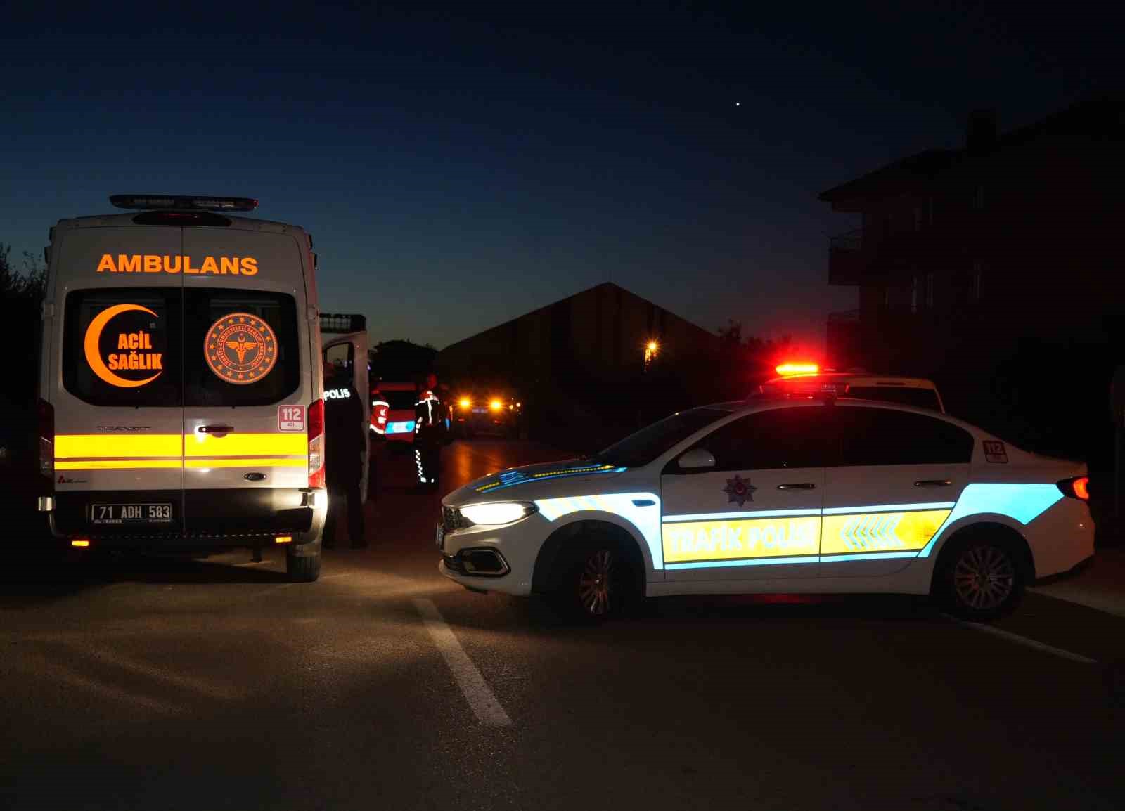 Bariyerlere çarpan araçtan fırladı: Kimliği belirsiz kişi olay yerinde can verdi