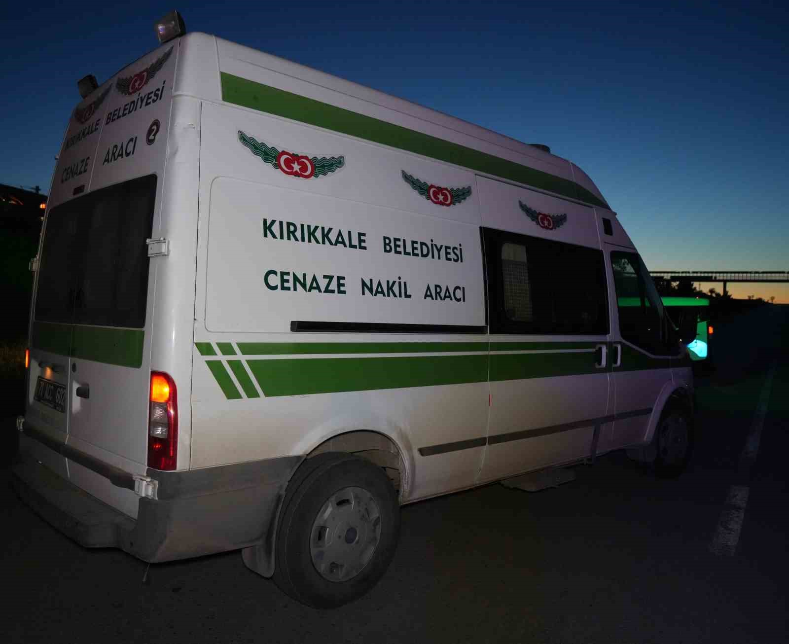 Bariyerlere çarpan araçtan fırladı: Kimliği belirsiz kişi olay yerinde can verdi