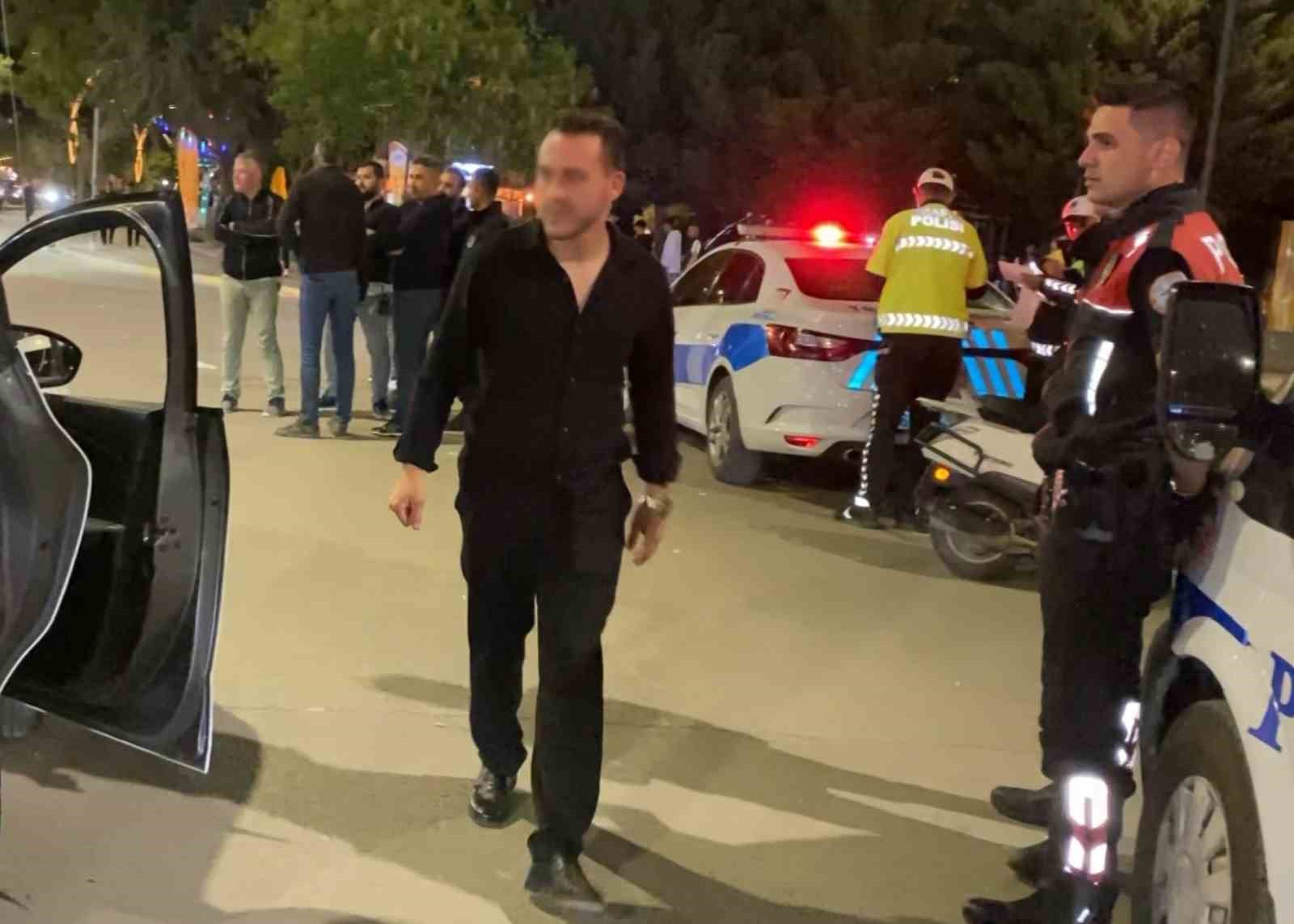 Plakasız motosikletiyle yakalanan alkollü ve kasksız sürücü, basın mensubuna el sallayıp poz verdi