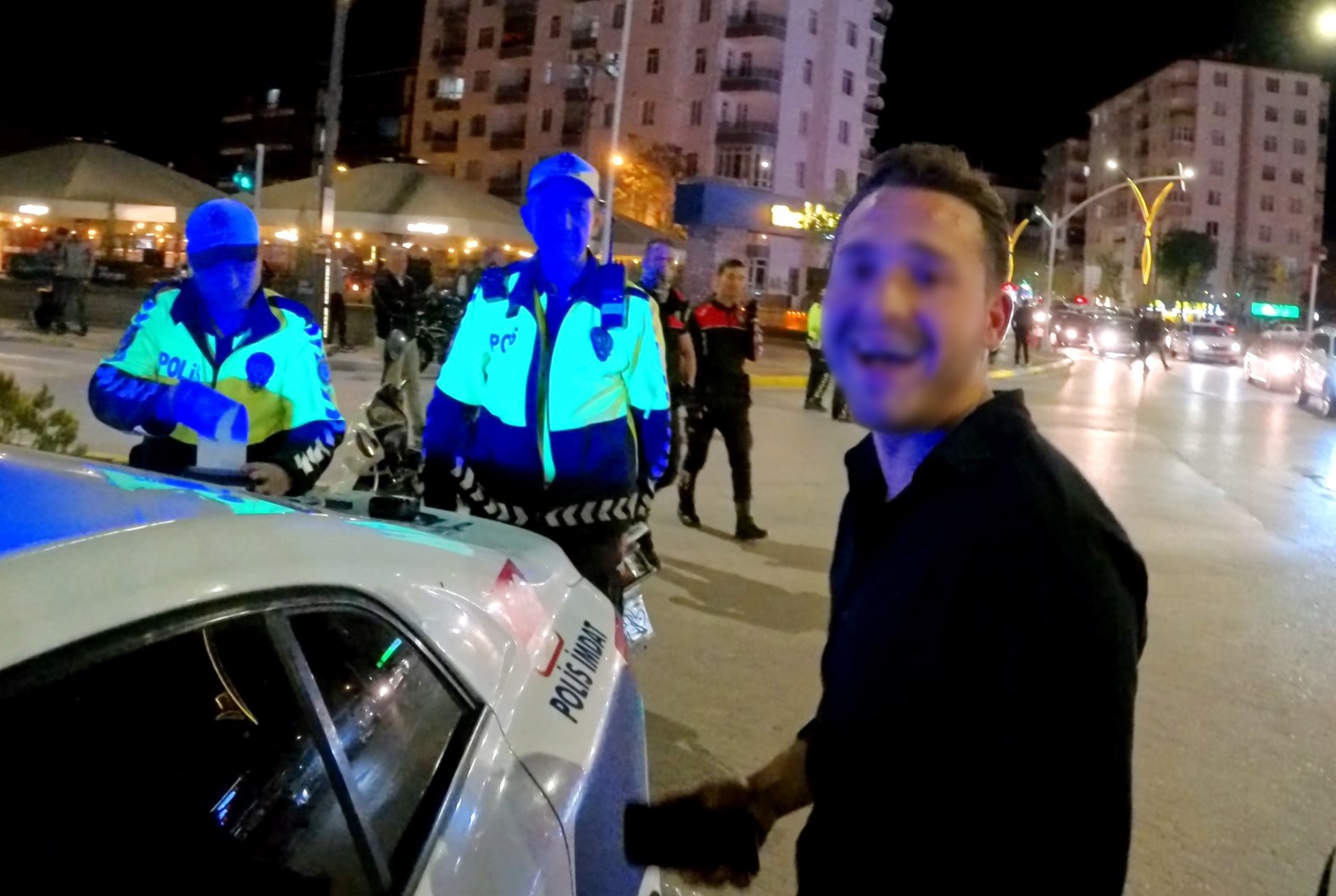 Plakasız motosikletiyle yakalanan alkollü ve kasksız sürücü, basın mensubuna el sallayıp poz verdi