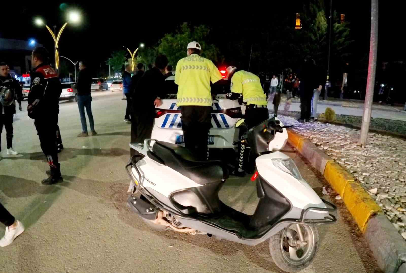 Plakasız motosikletiyle yakalanan alkollü ve kasksız sürücü, basın mensubuna el sallayıp poz verdi