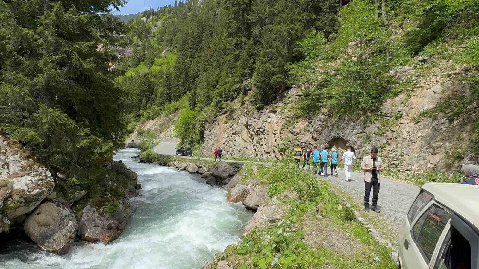 Trabzon’da su içmek isterken dereye düşen çocuk için arama çalışması başlatıldı
