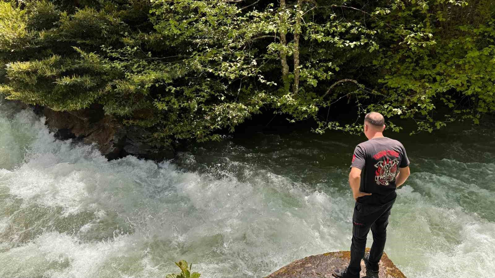 Trabzon’da su içmek isterken dereye düşen çocuk için arama çalışması başlatıldı