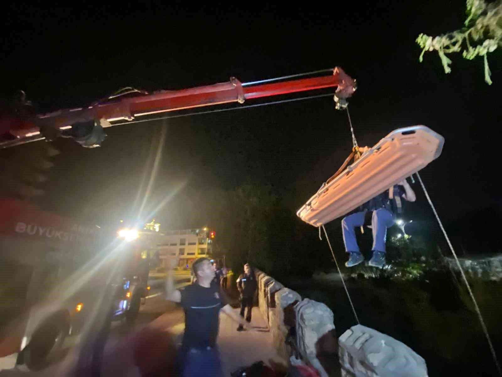 Köprüden beton zemine düştü, vinçle kurtarıldı