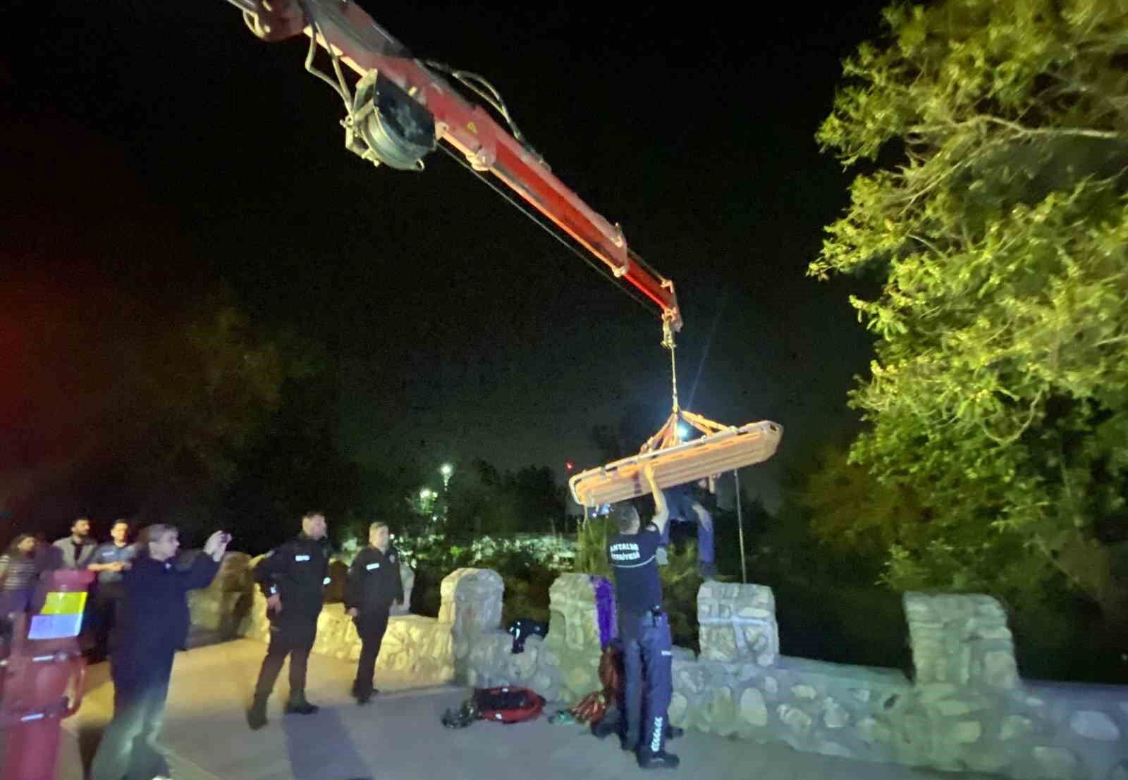 Köprüden beton zemine düştü, vinçle kurtarıldı