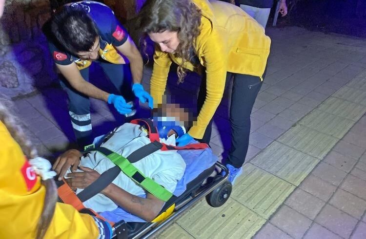 Köprüden beton zemine düştü, vinçle kurtarıldı