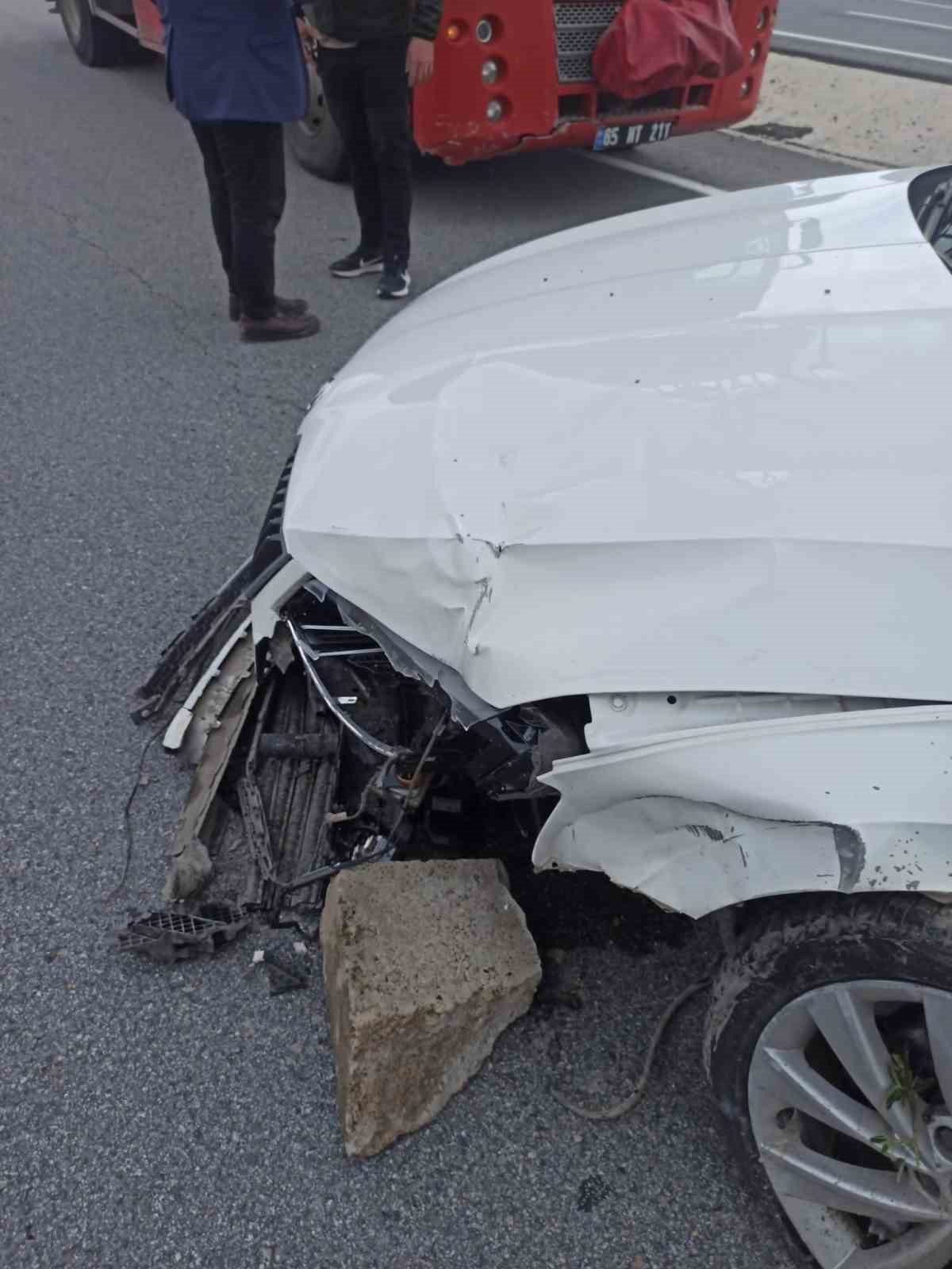 Otomobil refüje çarptı: 2 yaralı