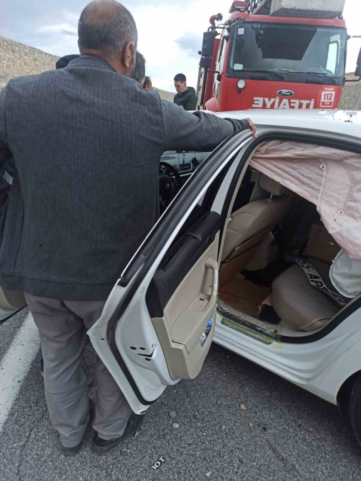 Otomobil refüje çarptı: 2 yaralı