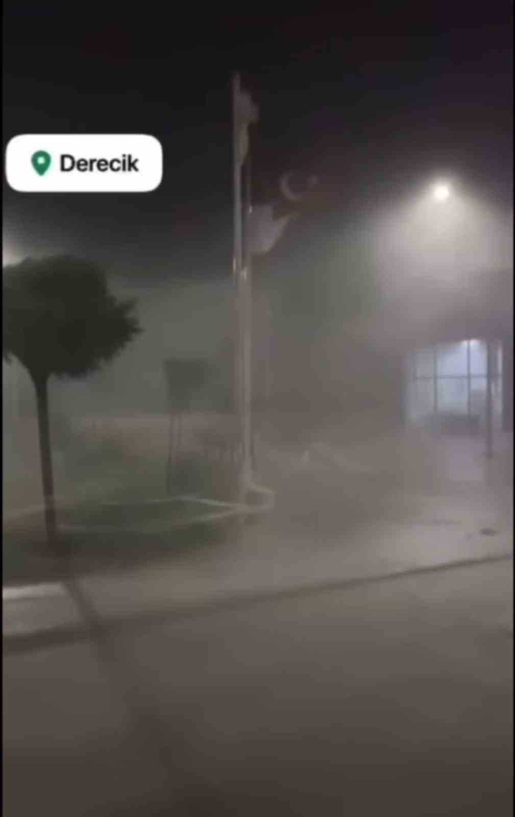 Derecik’te şiddetli fırtına önüne ne aldıysa götürdü... O anlar kamerada
