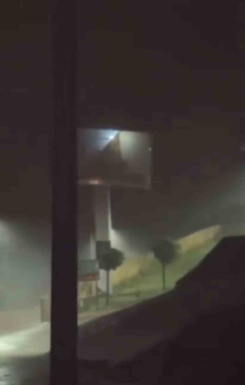 Derecik’te şiddetli fırtına önüne ne aldıysa götürdü... O anlar kamerada