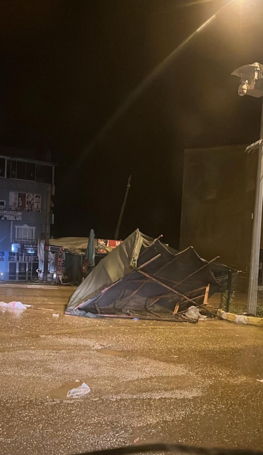 Derecik’te şiddetli fırtına önüne ne aldıysa götürdü... O anlar kamerada