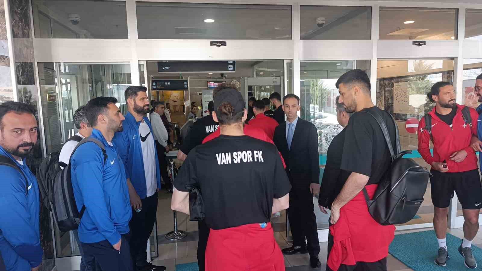 Vanspor kafilesi uçakla Elazığ’a gitti