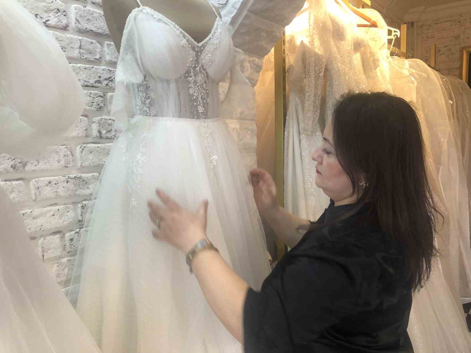 Üniversite okuyup edindiği mesleğini bırakıp gelinlikçi oldu