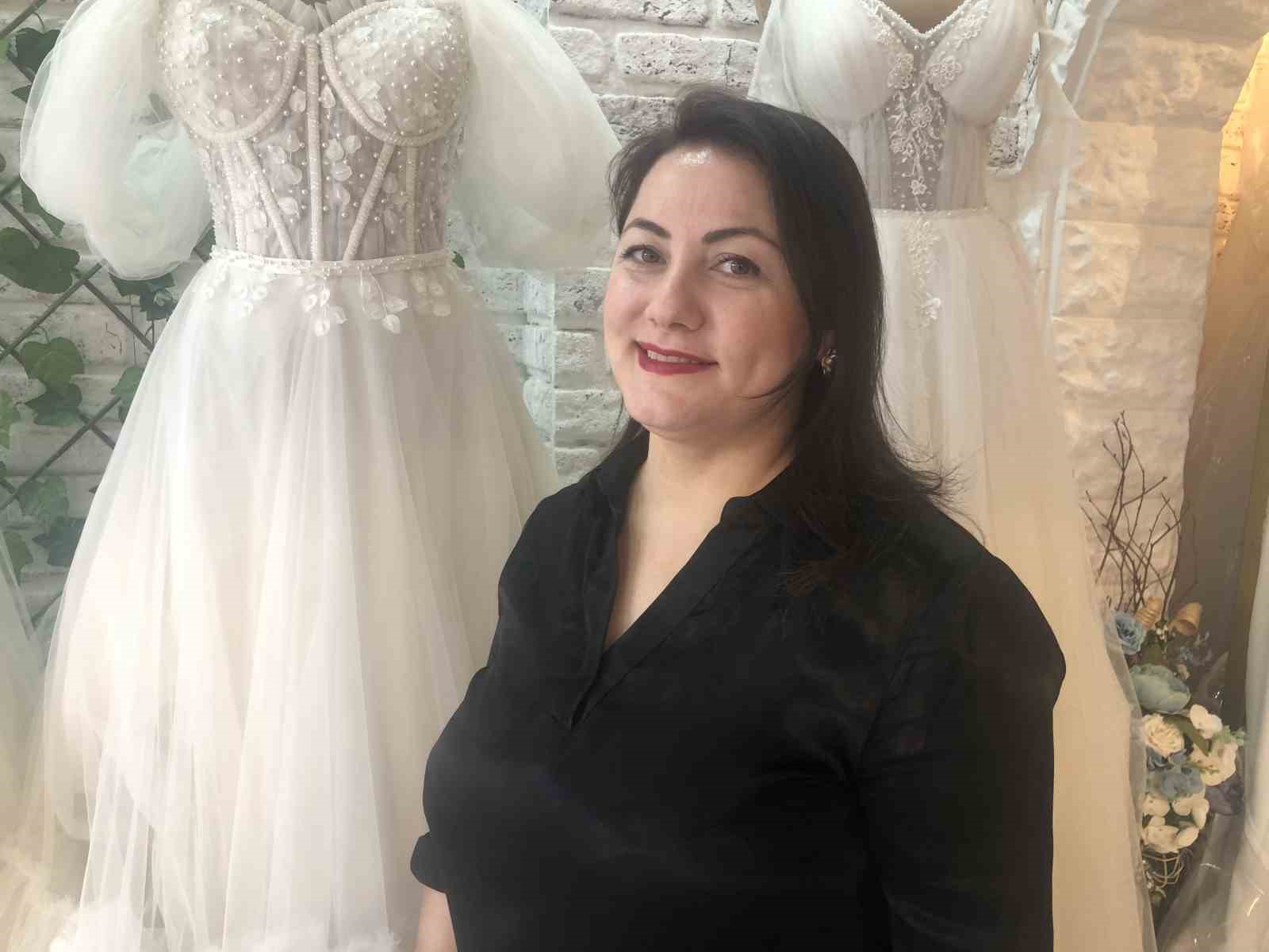 Üniversite okuyup edindiği mesleğini bırakıp gelinlikçi oldu