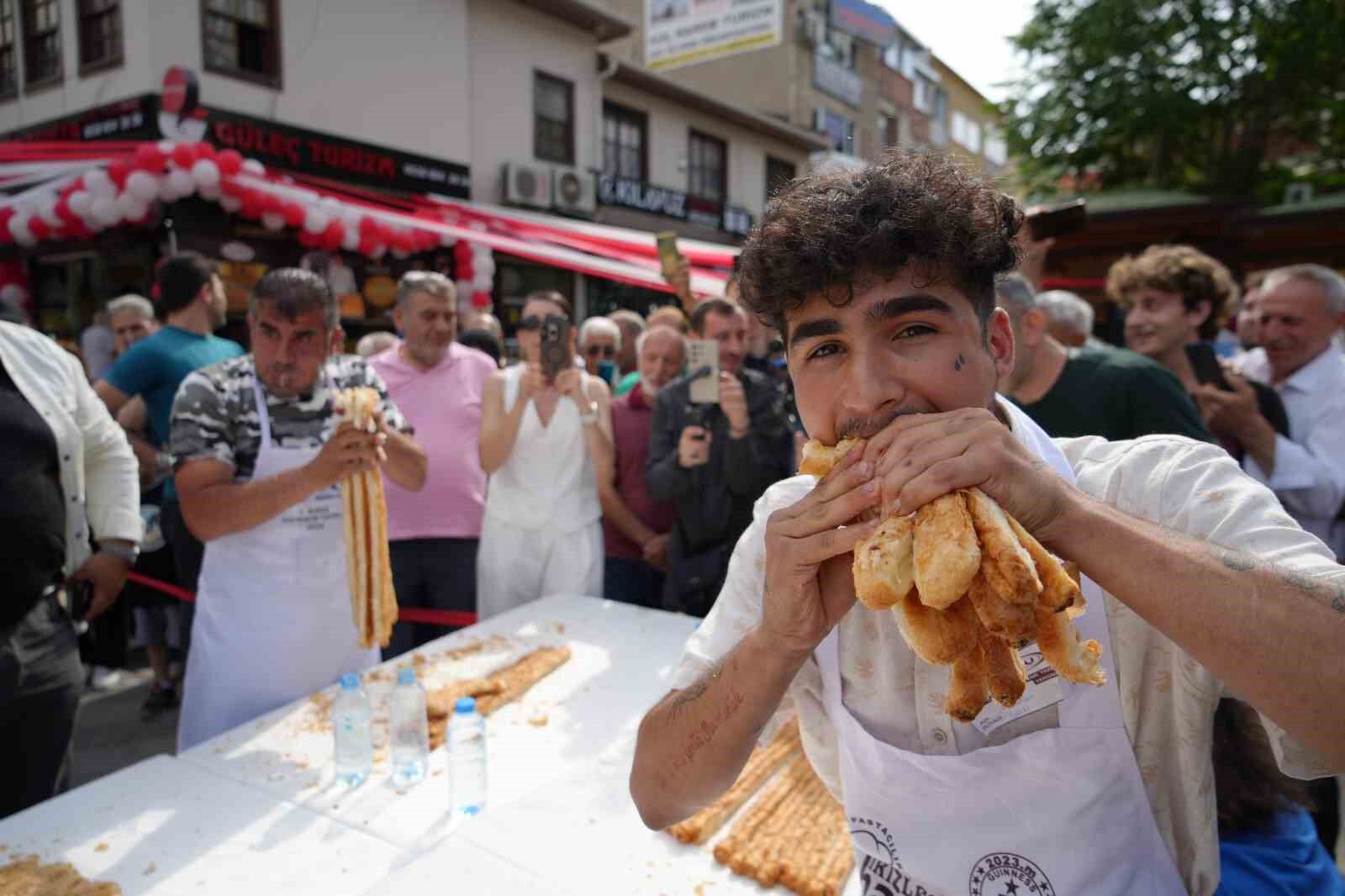 En uzun böreği yiyebilmek için günlerce aç kaldılar...