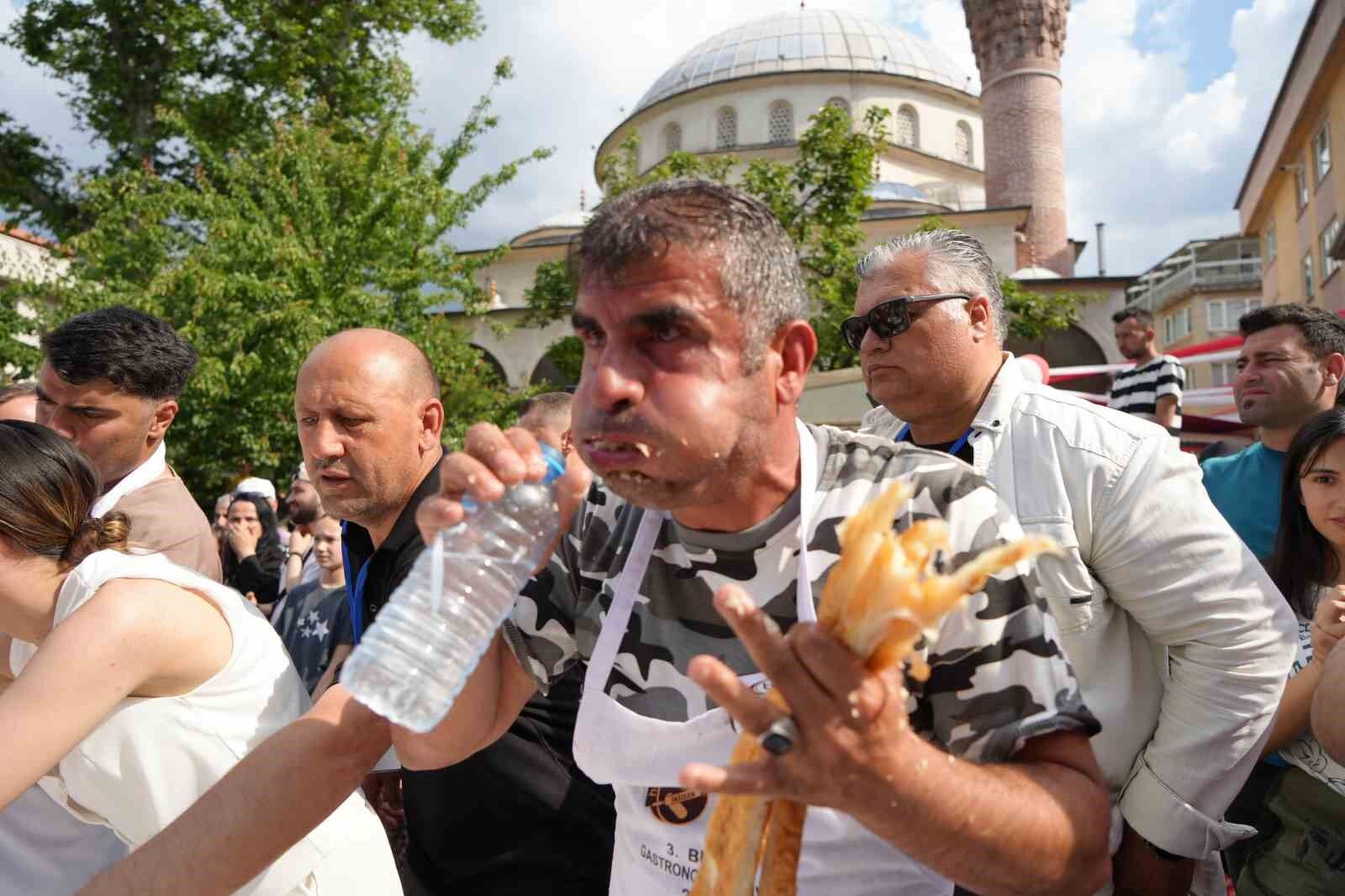 En uzun böreği yiyebilmek için günlerce aç kaldılar...