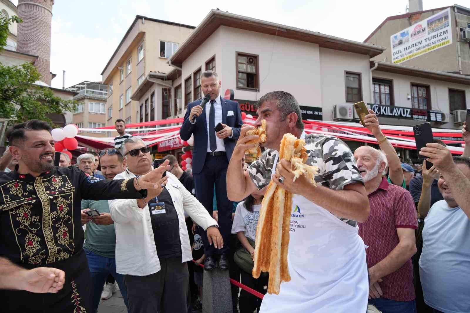 En uzun böreği yiyebilmek için günlerce aç kaldılar...
