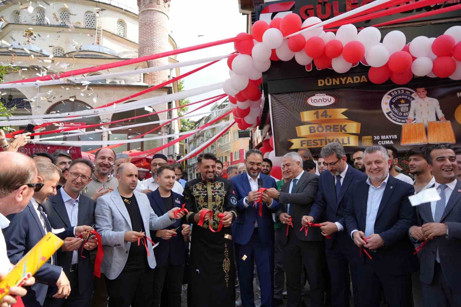 En uzun böreği yiyebilmek için günlerce aç kaldılar...